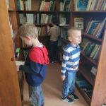 Uczniowie grup Król i Róża odwiedzili bibliotekę w Szkole Podstawowej nr 19 w Tarnowie. Dzieci dowiedziały się jak funkcjonuje biblioteka i jakie zasady w niej panują. Uczniowie poznali tajniki pracy bibliotekarza.  Dzięki uprzejmości dyrekcji Szkoły uczniowie naszego Przedszkola mogli skorzystać ze szkolnego placu zabaw.  Po powrocie mali czytelnicy sięgnęli do księgozbioru naszego Przedszkola i wspólnie poznawali najpiękniejsze baśnie, bajki i legendy.