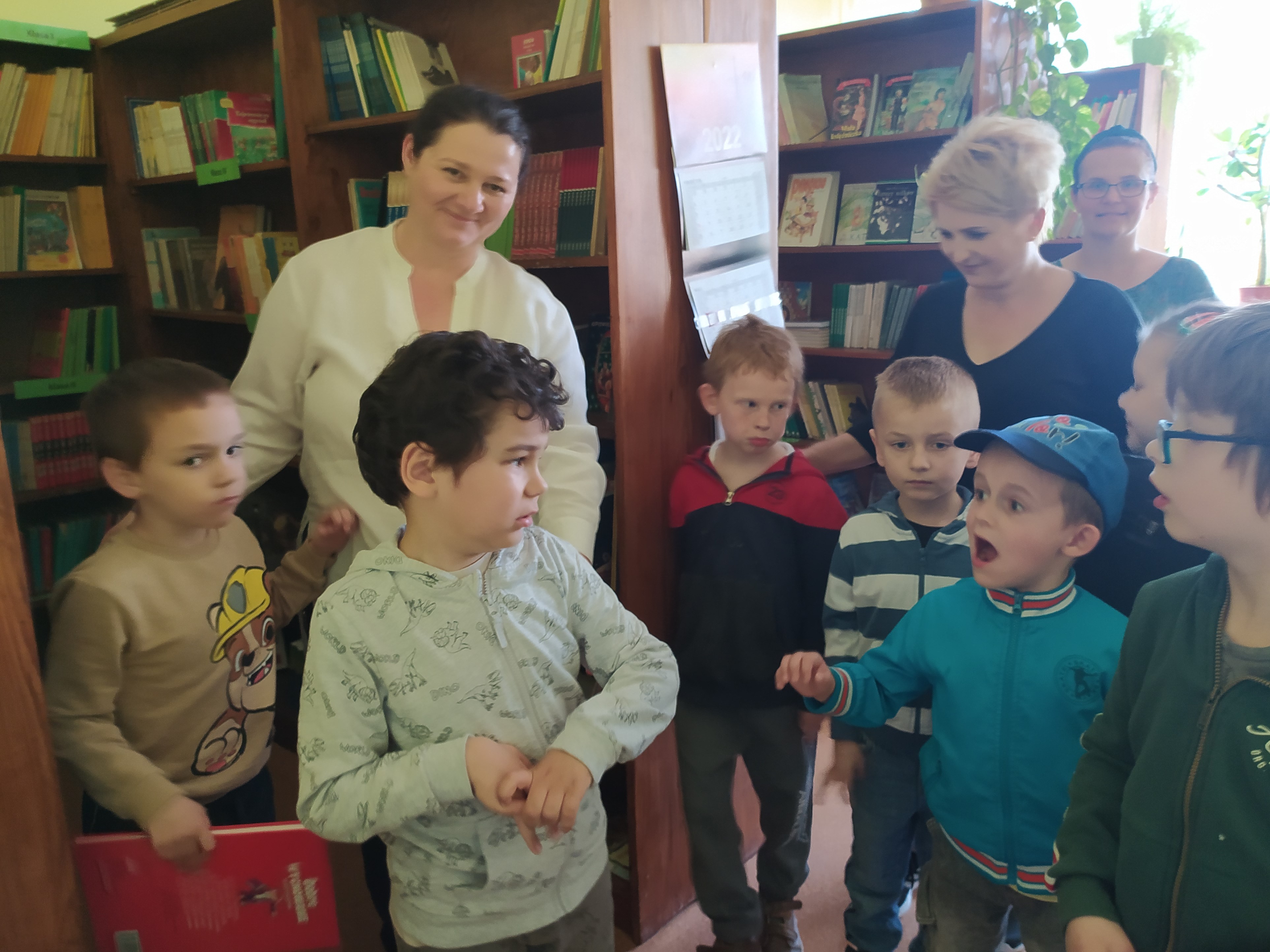 Uczniowie grup Król i Róża odwiedzili bibliotekę w Szkole Podstawowej nr 19 w Tarnowie. Dzieci dowiedziały się jak funkcjonuje biblioteka i jakie zasady w niej panują. Uczniowie poznali tajniki pracy bibliotekarza.  Dzięki uprzejmości dyrekcji Szkoły uczniowie naszego Przedszkola mogli skorzystać ze szkolnego placu zabaw.  Po powrocie mali czytelnicy sięgnęli do księgozbioru naszego Przedszkola i wspólnie poznawali najpiękniejsze baśnie, bajki i legendy.