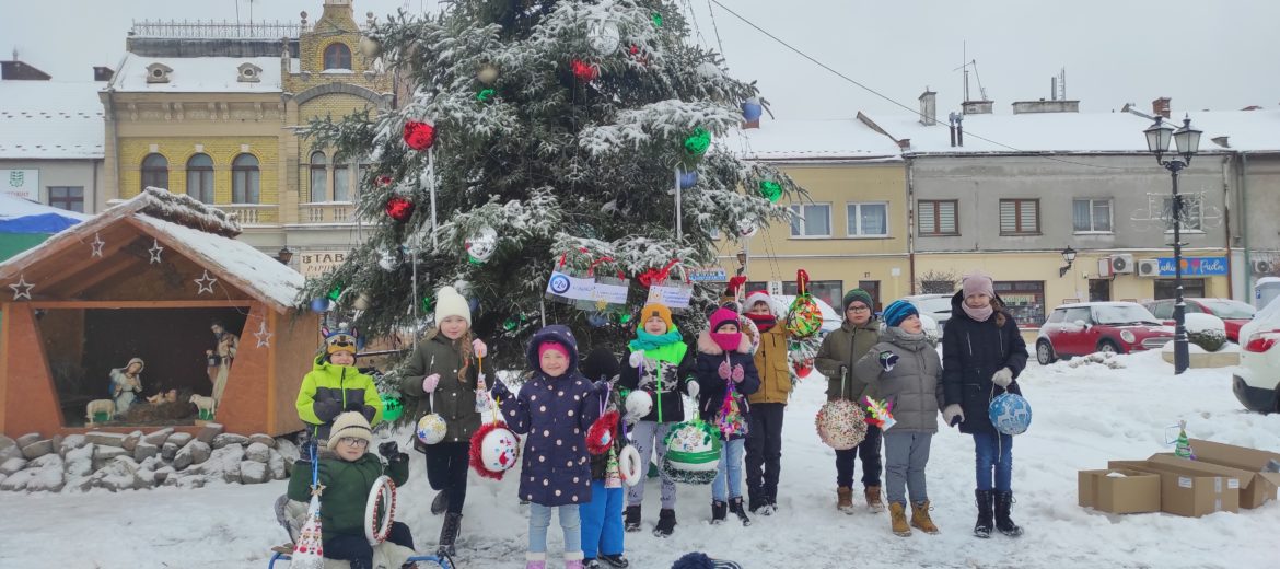 Dzieci, korzystające w Parkoszu z zajęć zorganizowanych przez Stowarzyszenie ICH LEPSZE JUTRO, razem z rodzicami wykonały wspaniałe ozdoby choinkowe, bombki, drzewka i wieńce. Następnie na rynku w Pilźnie ubrały miejską choinkę.
