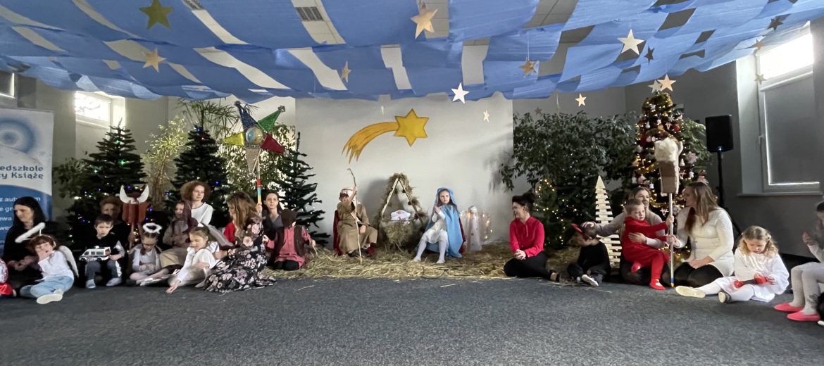 W sali teatralnej naszego Przedszkola dzieci wystawiły jasełka dla swoich rodziców, rodzeństwa, babć, dziadków i bliskich. Uczniowie wcielili się w postaci, które znamy z opisu Bożego Narodzenia. Był Józef z Maryją, Trzej Królowie, Aniołowie i Pasterze.