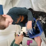 „Zimowe malowanie” – to temat styczniowych zajęć sensoplastycznych w naszym Przedszkolu.   Uczniowie rozwijali swoją kreatywność w sposób spontaniczny z wykorzystaniem różnorodnych produktów suchych i mokrych. Wprowadziło to dzieci w zimowy i mroźny klimat. 