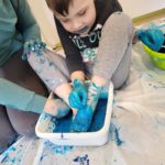„Zimowe malowanie” – to temat styczniowych zajęć sensoplastycznych w naszym Przedszkolu.   Uczniowie rozwijali swoją kreatywność w sposób spontaniczny z wykorzystaniem różnorodnych produktów suchych i mokrych. Wprowadziło to dzieci w zimowy i mroźny klimat. 